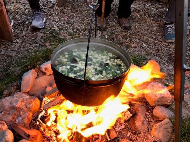 Outdoorkochen am Fluss
