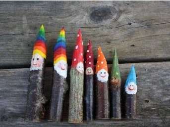 Wir schnitzen Holz-Zwergli und bräteln Schoggi-Bananen